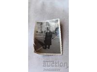 Φωτογραφία Σόφια Άνδρας μπροστά από τα Λουτρά (Μινιράλνα Μπάνια)