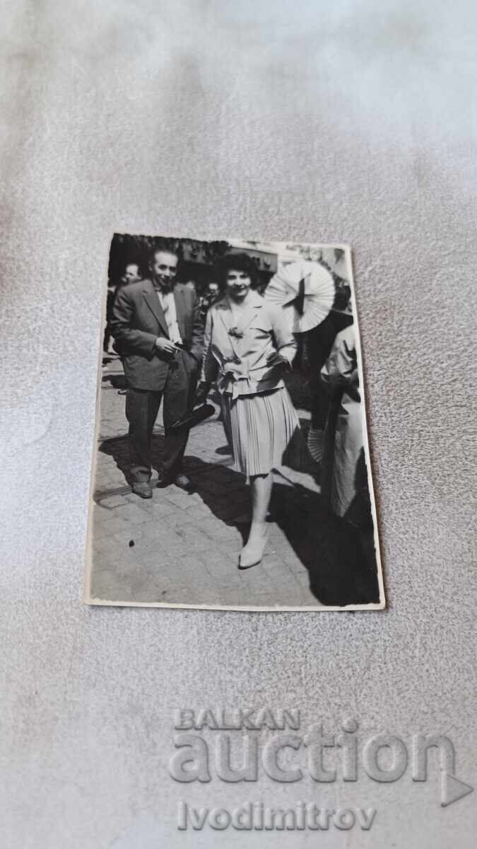 Снимка София Мъж и жена на разходка 1963
