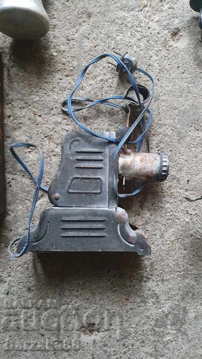 Livrarea Cutie veche Sfeșnic Ibric Aparat de proiecție