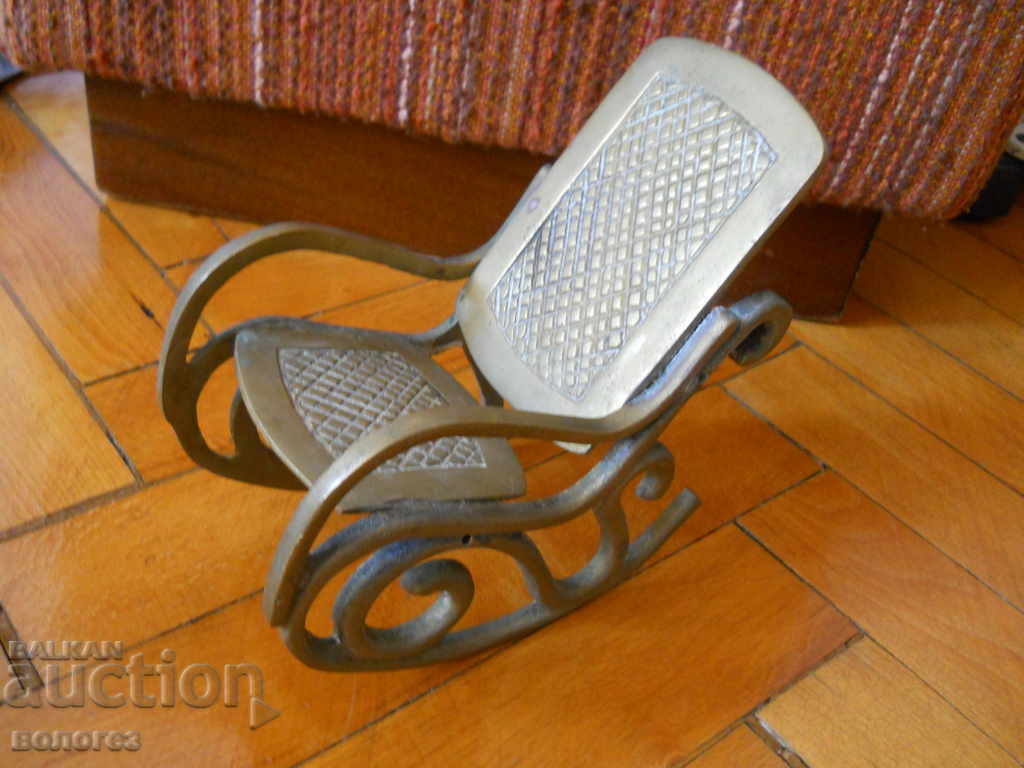 Αντίκα μπρούτζινη κουνιστή καρέκλα για κούκλες με τιμή 80.00 BGN | € 40.90