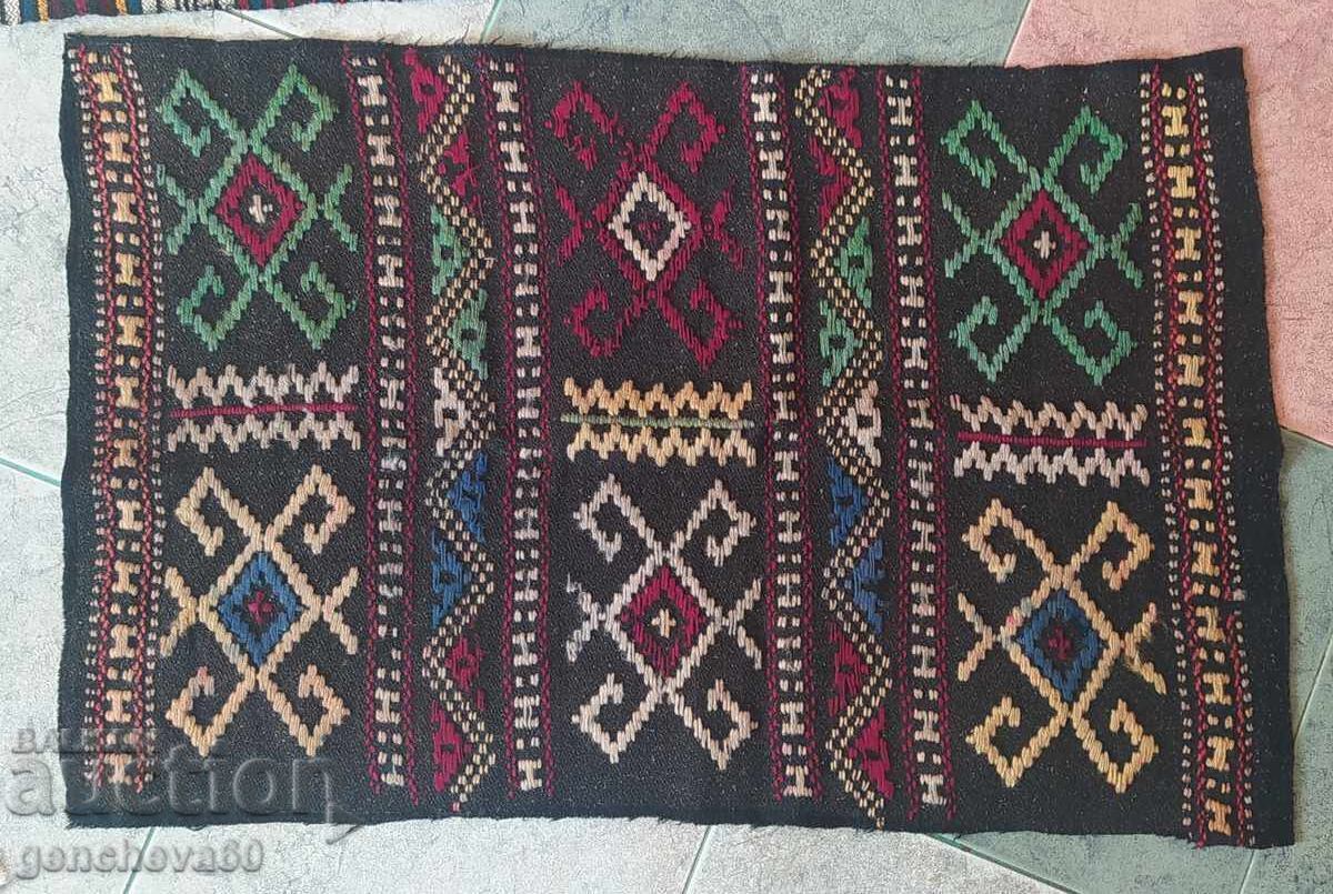 Delivery of Various old embroidered fabrics, aprons, pillows and others