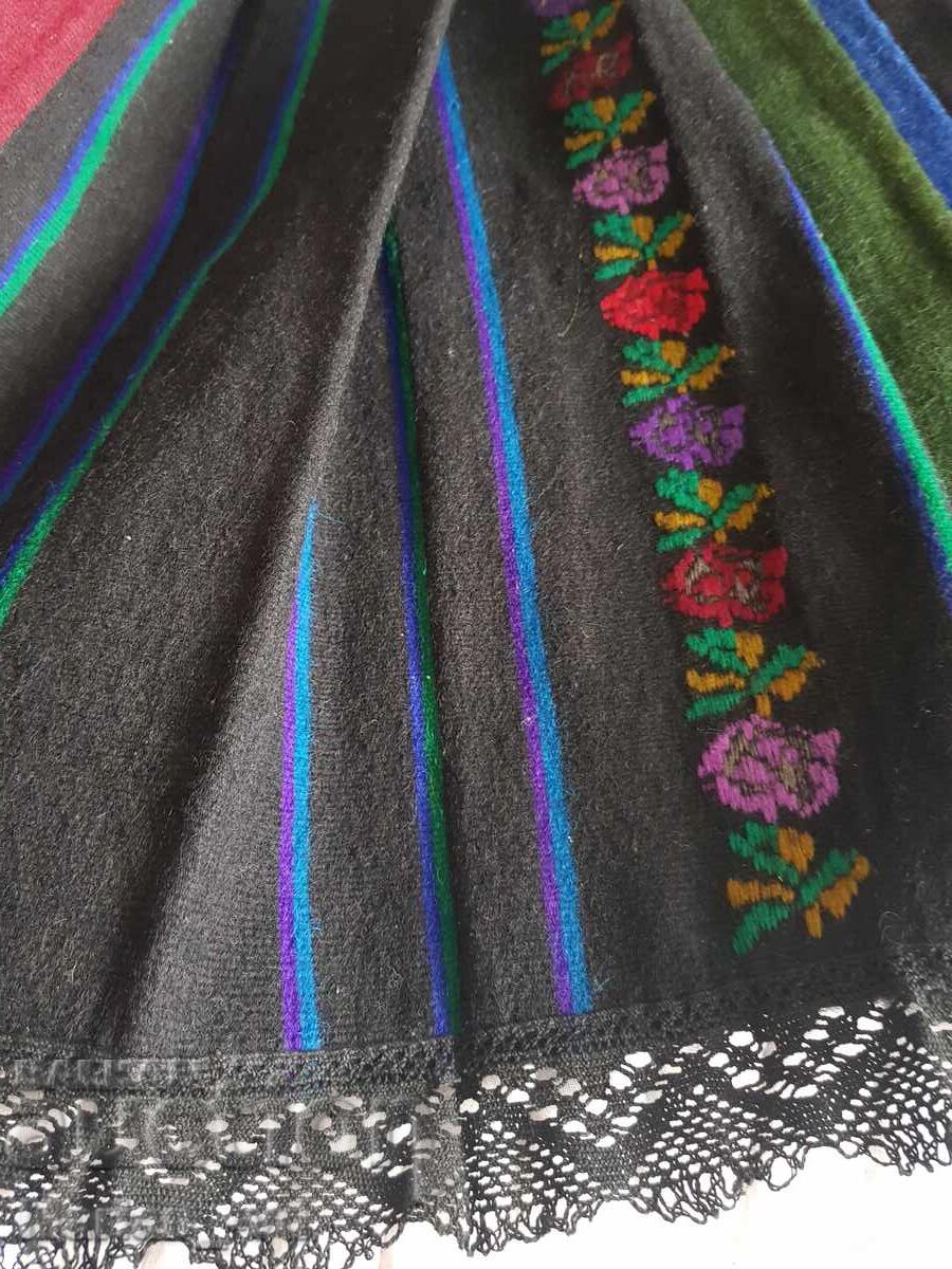 Παλιό μάλλινο βράκιο, πιεσμένο για παραδοσιακή φορεσιά με τιμή 230.00 BGN | € 117.60