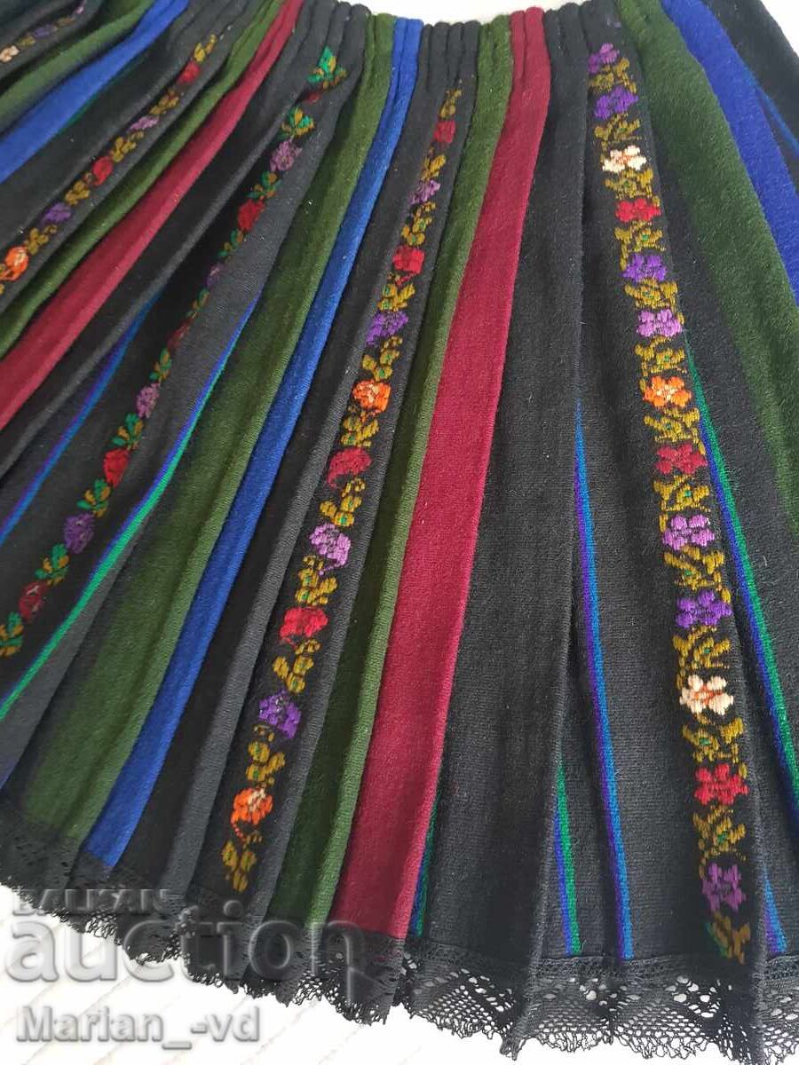 Παράδοση Παλιό μάλλινο βράκιο, πιεσμένο για παραδοσιακή φορεσιά