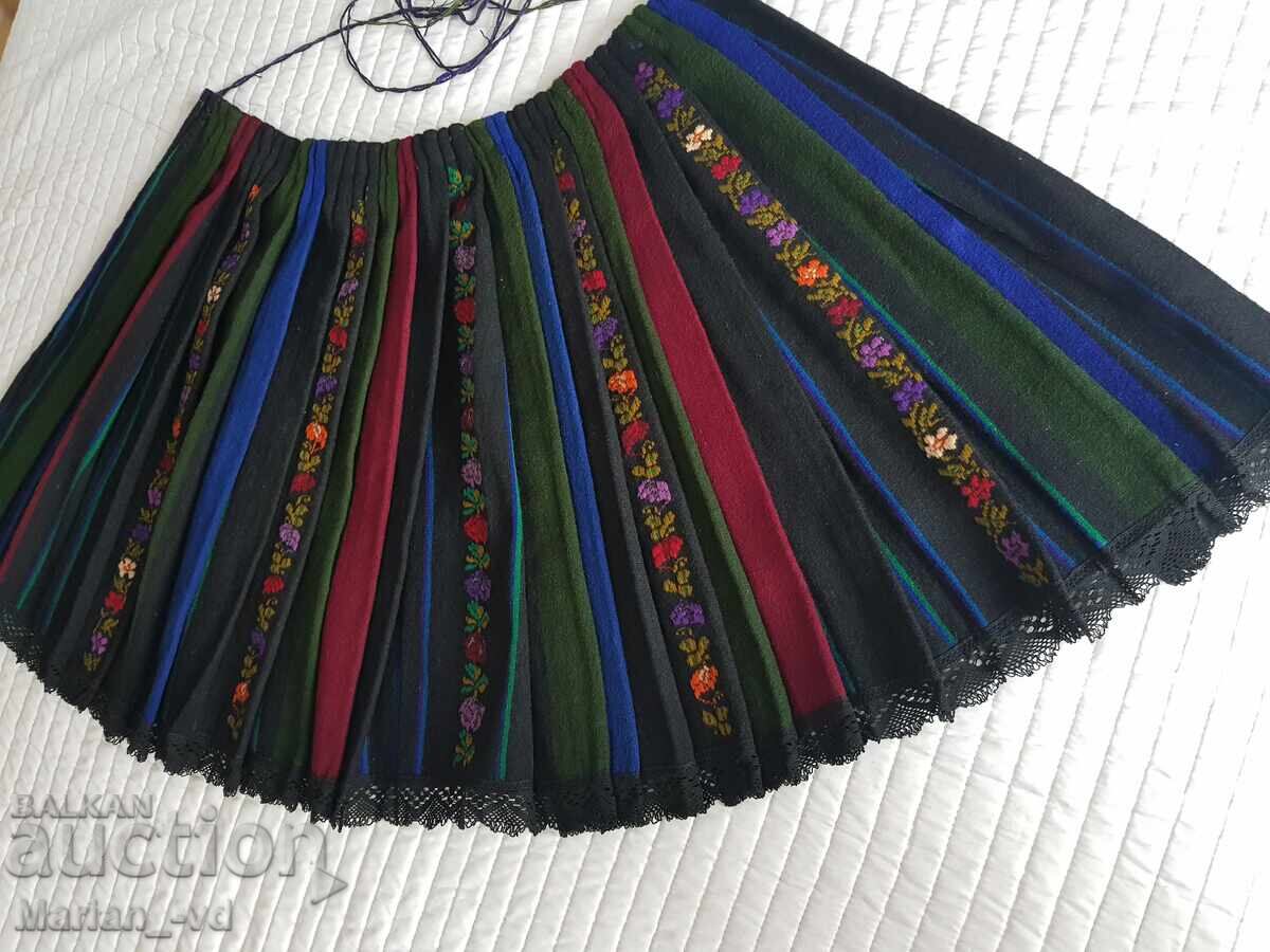 Παλιό μάλλινο βράκιο, πιεσμένο για παραδοσιακή φορεσιά - 5