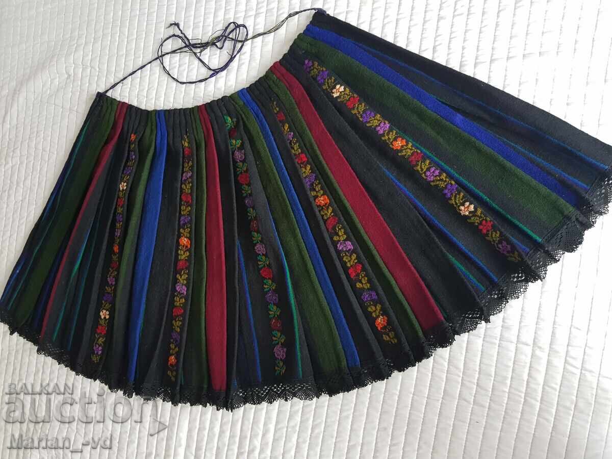 Παλιό μάλλινο βράκιο, πιεσμένο για παραδοσιακή φορεσιά