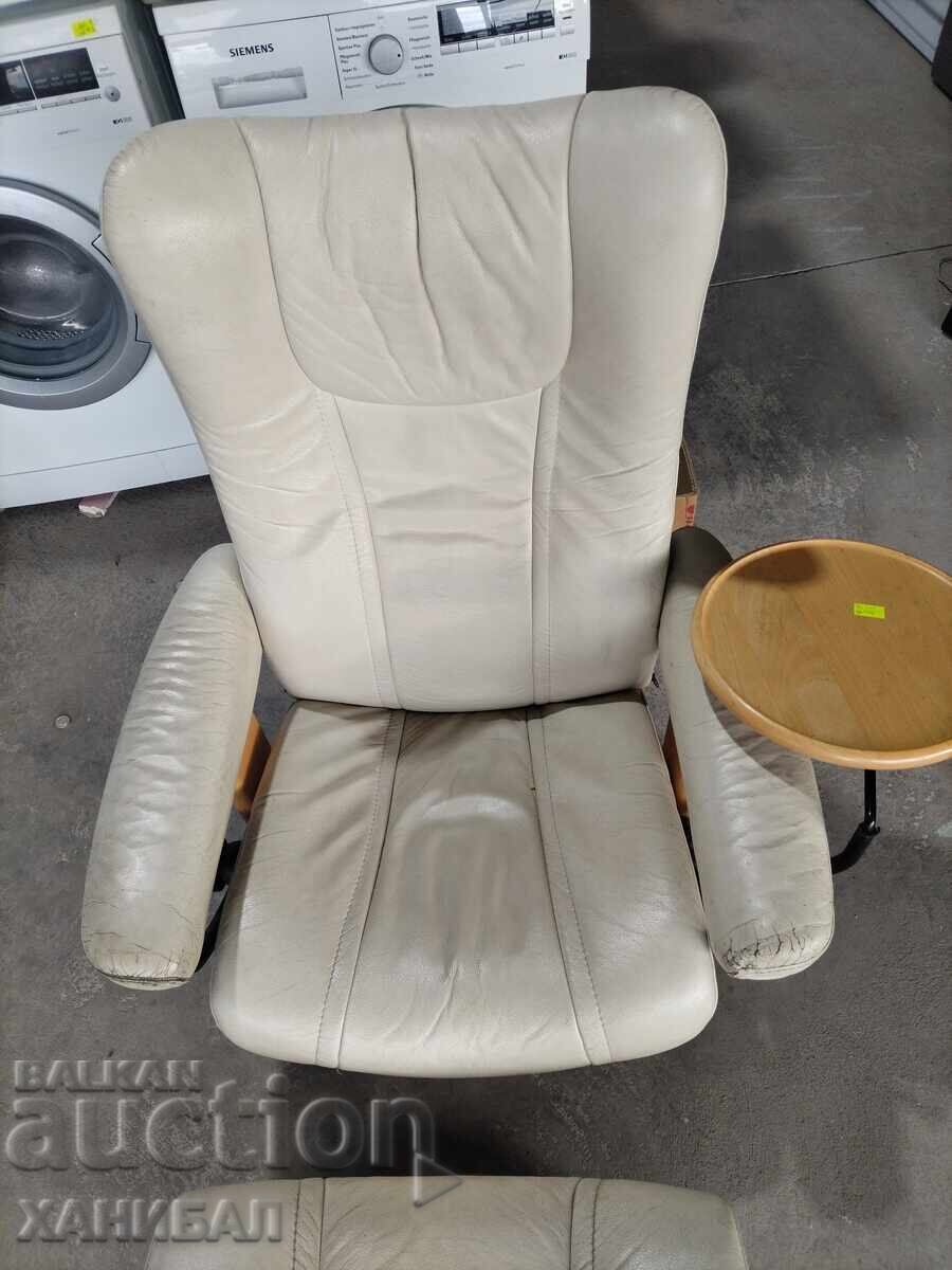 FOTOLIU RELAX DIN PIELE CU TABURET PENTRU PICIOARE cu preț 450.00 BGN | € 230.08 FOTOLIU RELAX DIN PIELE CU TABURET PENTRU PICIOARE cu preț 450.00 BGN | € 230.08