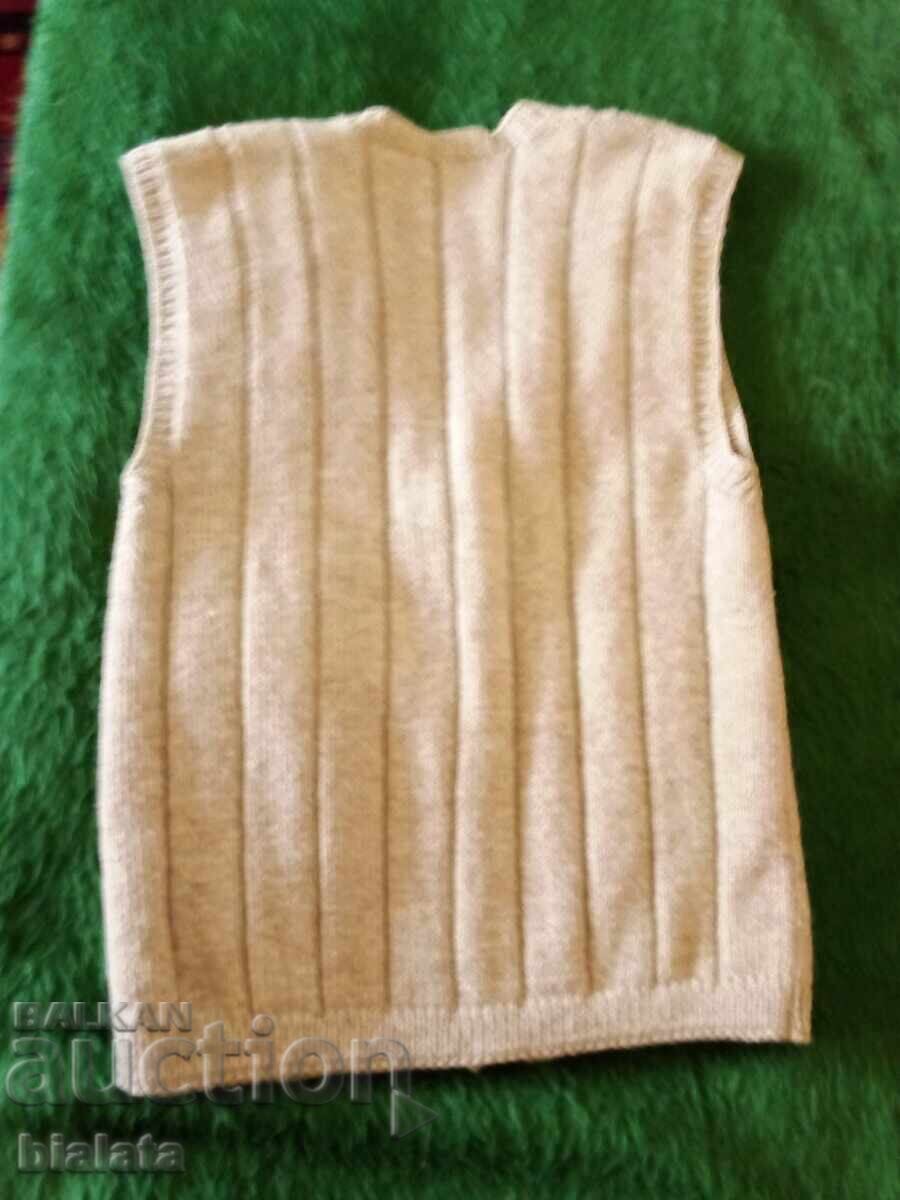 Вълнен елек - голям размер с цена 30.00 лв. | € 15.34 Вълнен елек - голям размер с цена 30.00 лв. | € 15.34