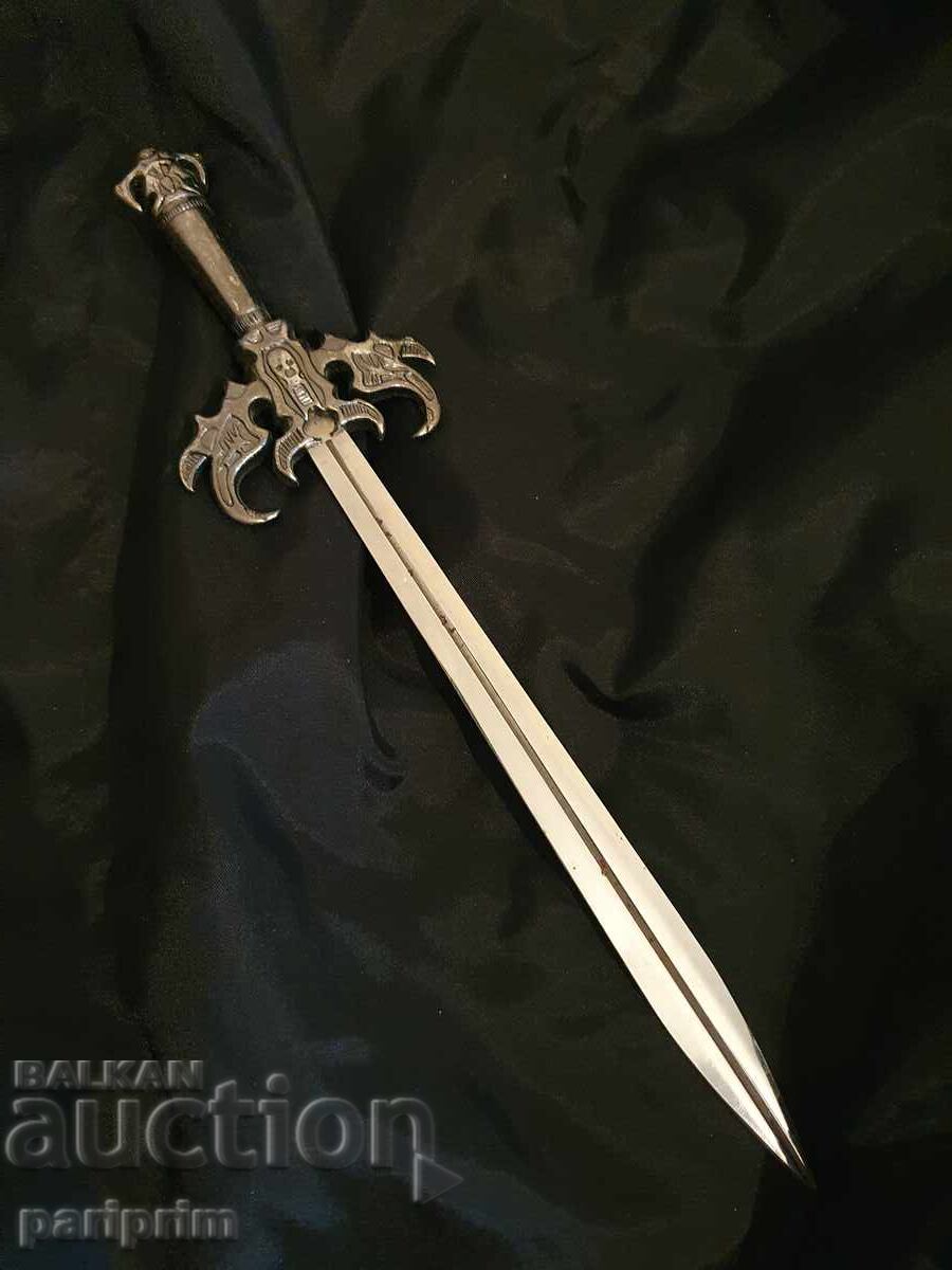 Лот от два ножа/ками, сувенирни. БЗЦ, от 0.01 лв. с цена 32.00 лв. | € 16.36 Лот от два ножа/ками, сувенирни. БЗЦ, от 0.01 лв. с цена 32.00 лв. | € 16.36