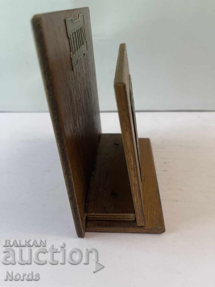 Ξύλινη βάση επιστολών με τιμή 3.73 BGN | € 1.91