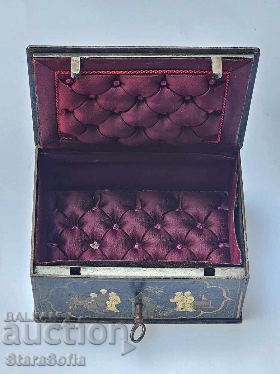 Cutie chinezească originală din secolul al XIX-lea cu preț 1250.00 BGN | € 639.11