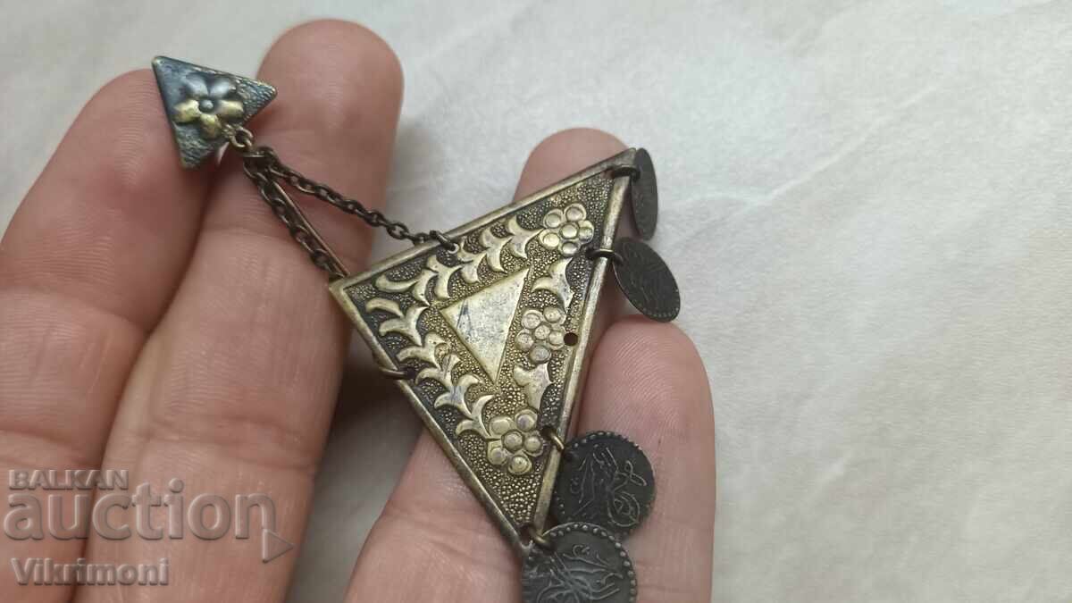 Delivery of Revival-era jewelry, pin, headpiece, brooch