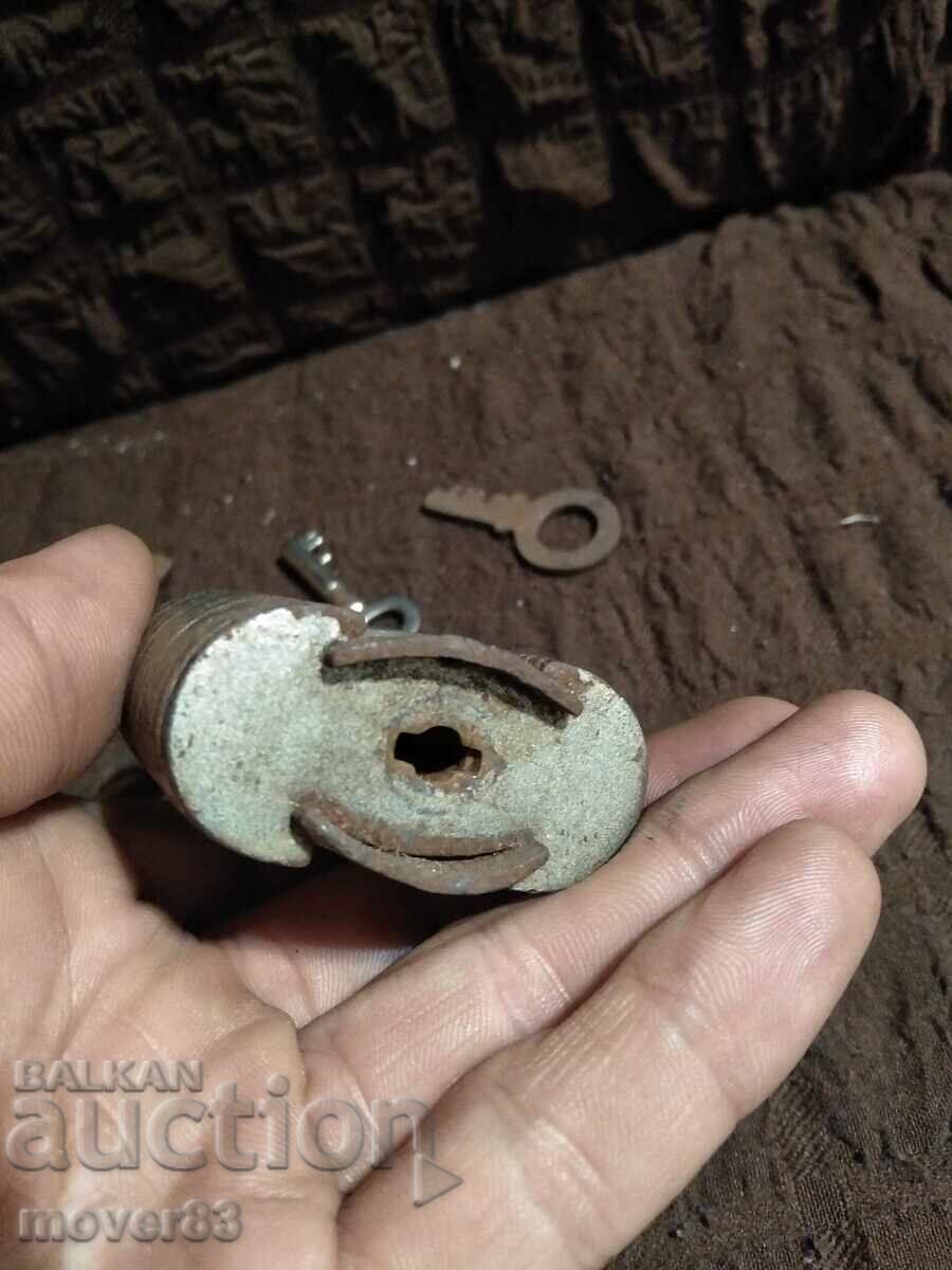 Lacăt vechi și chei. Lot cu preț 0.69 BGN | € 0.35 Lacăt vechi și chei. Lot cu preț 0.69 BGN | € 0.35