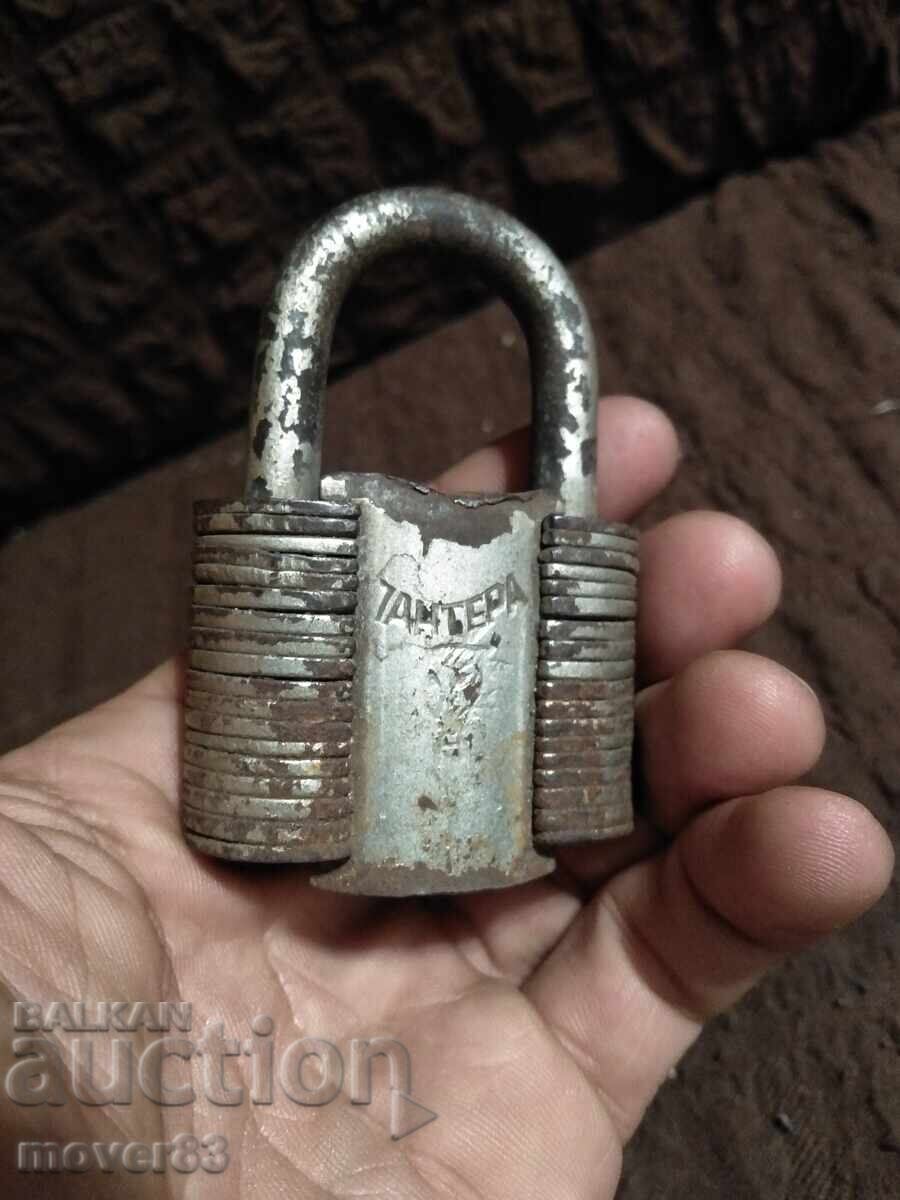 Licitație Lacăt vechi și chei. Lot Licitație Lacăt vechi și chei. Lot