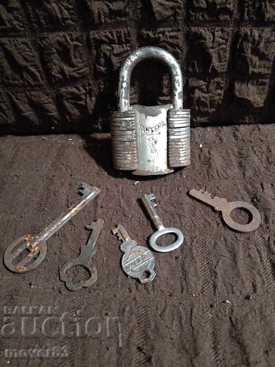 Lacăt vechi și chei. Lot Lacăt vechi și chei. Lot