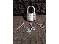 Lacăt vechi și chei. Lot