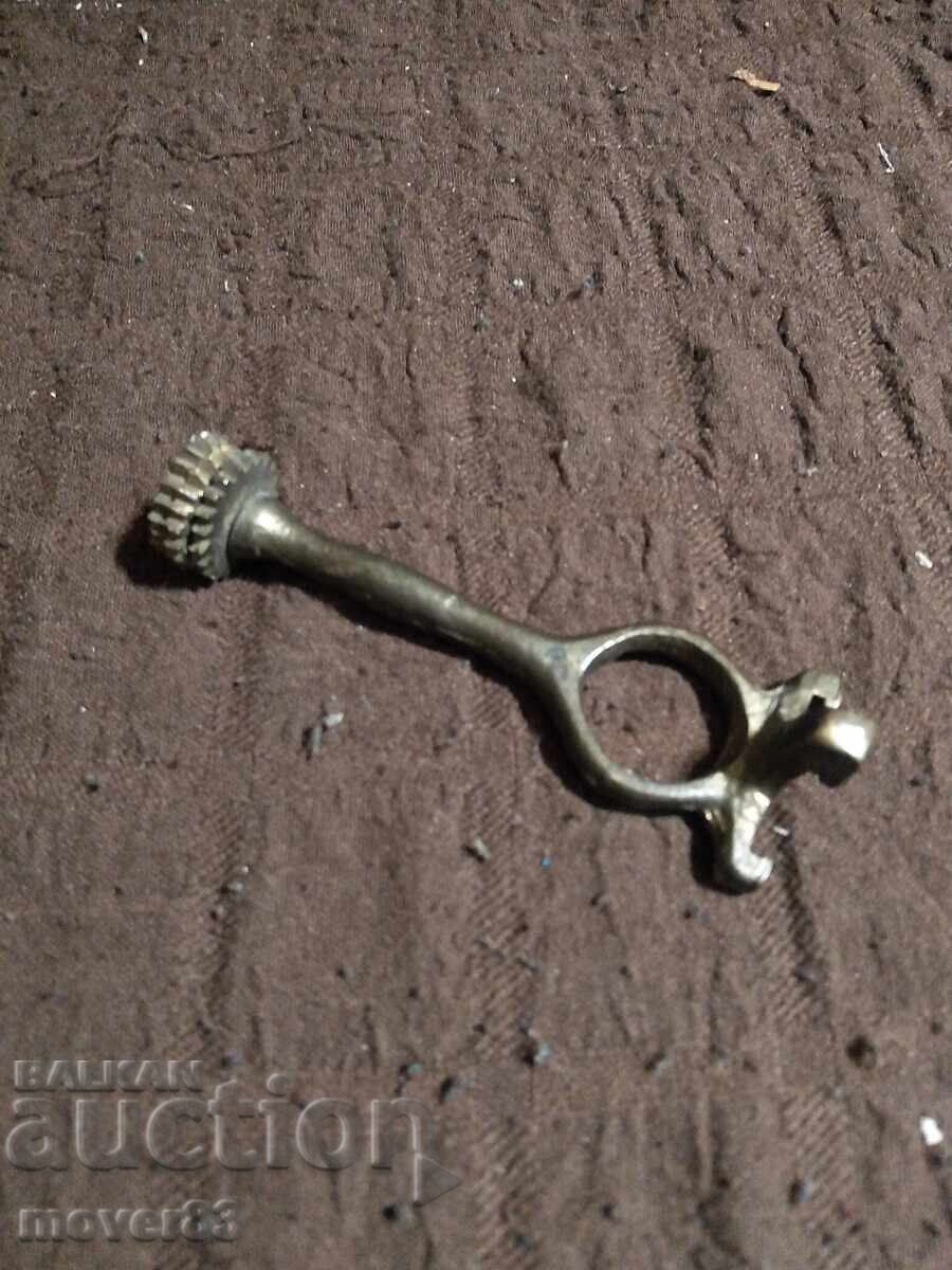 Εγχειρίδιο παλαιού όπλου. Εξαγωγέας. Ορείχαλκος Εγχειρίδιο παλαιού όπλου. Εξαγωγέας. Ορείχαλκος