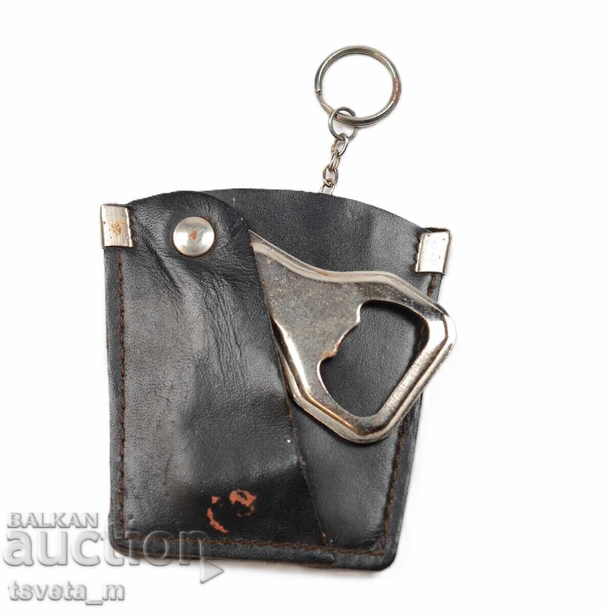 Breloc din piele cu desfăcător Shumenko pivo soc cu preț 5.00 BGN | € 2.56 Breloc din piele cu desfăcător Shumenko pivo soc cu preț 5.00 BGN | € 2.56