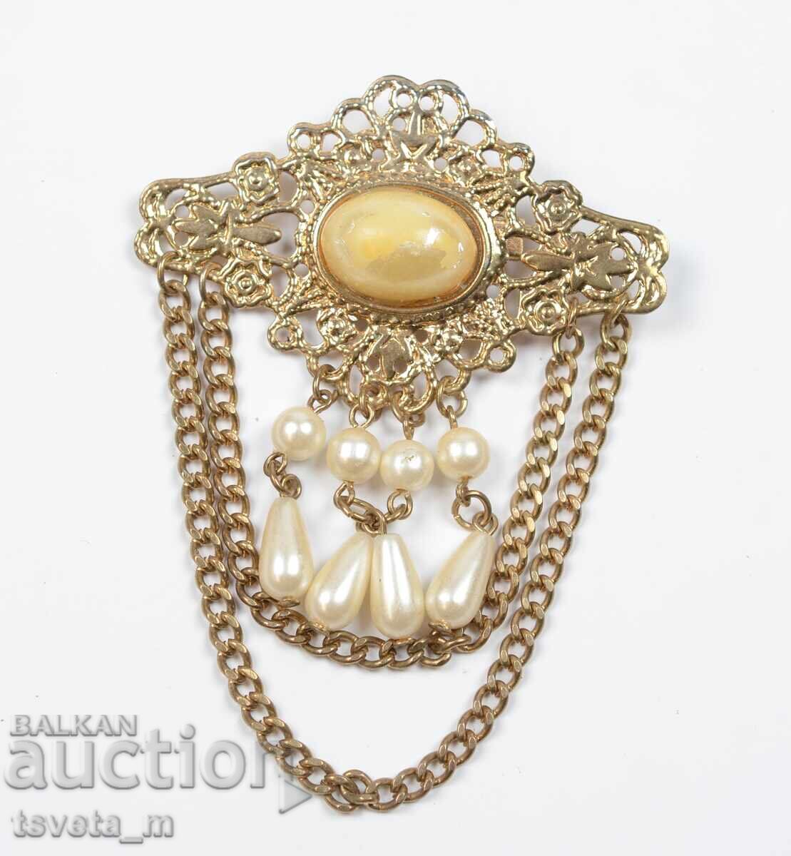 O broșă cu preț 5.00 BGN | € 2.56 O broșă cu preț 5.00 BGN | € 2.56