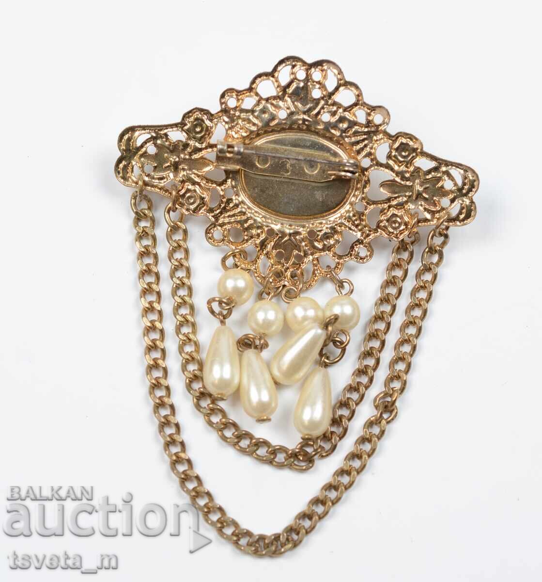 Licitație O broșă Licitație O broșă