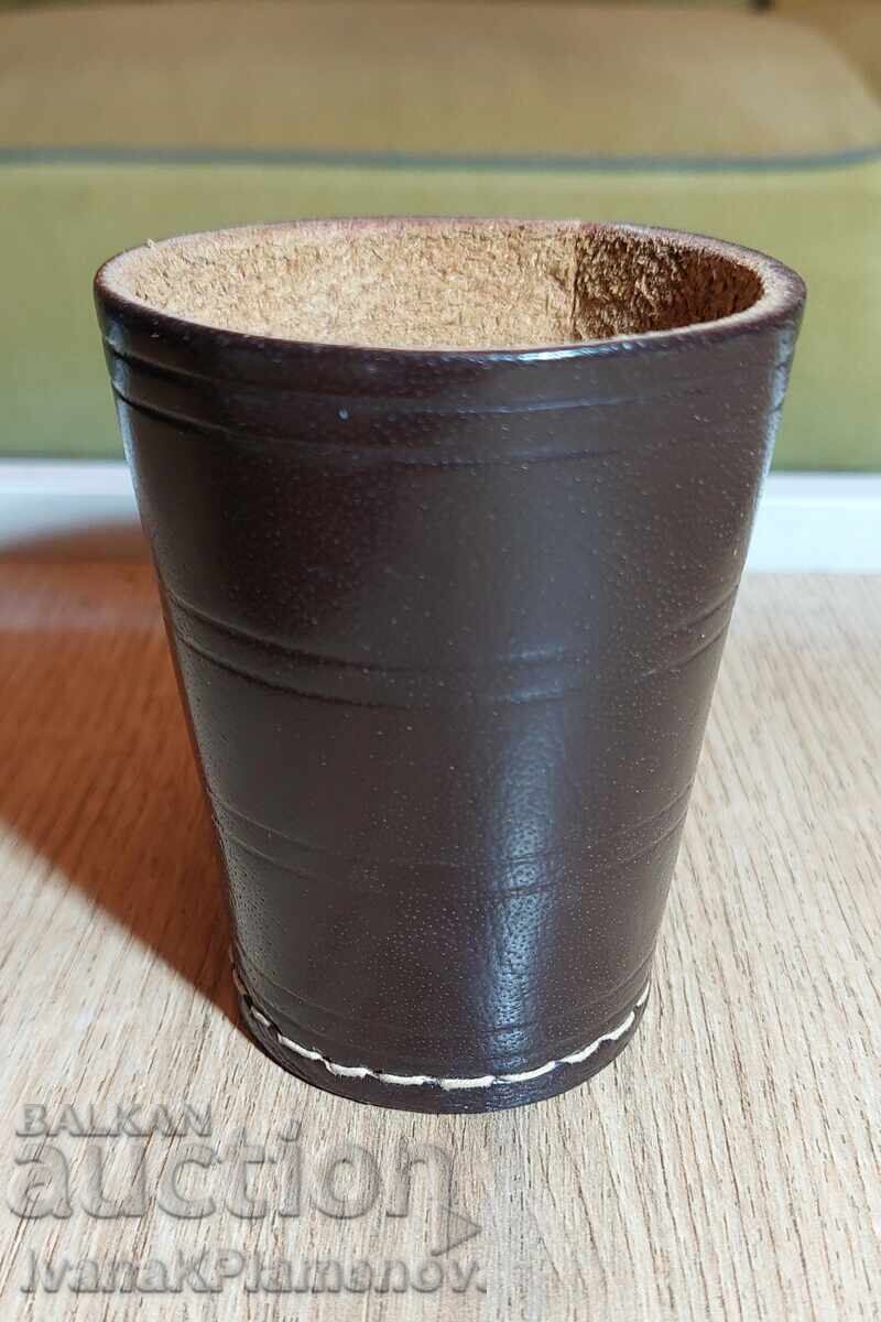 Δερμάτινο κύπελλο με ζάρια για γνώστες με τιμή 12.00 BGN | € 6.14