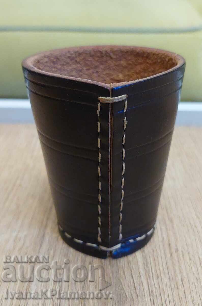 Δημοπρασία Δερμάτινο κύπελλο με ζάρια για γνώστες