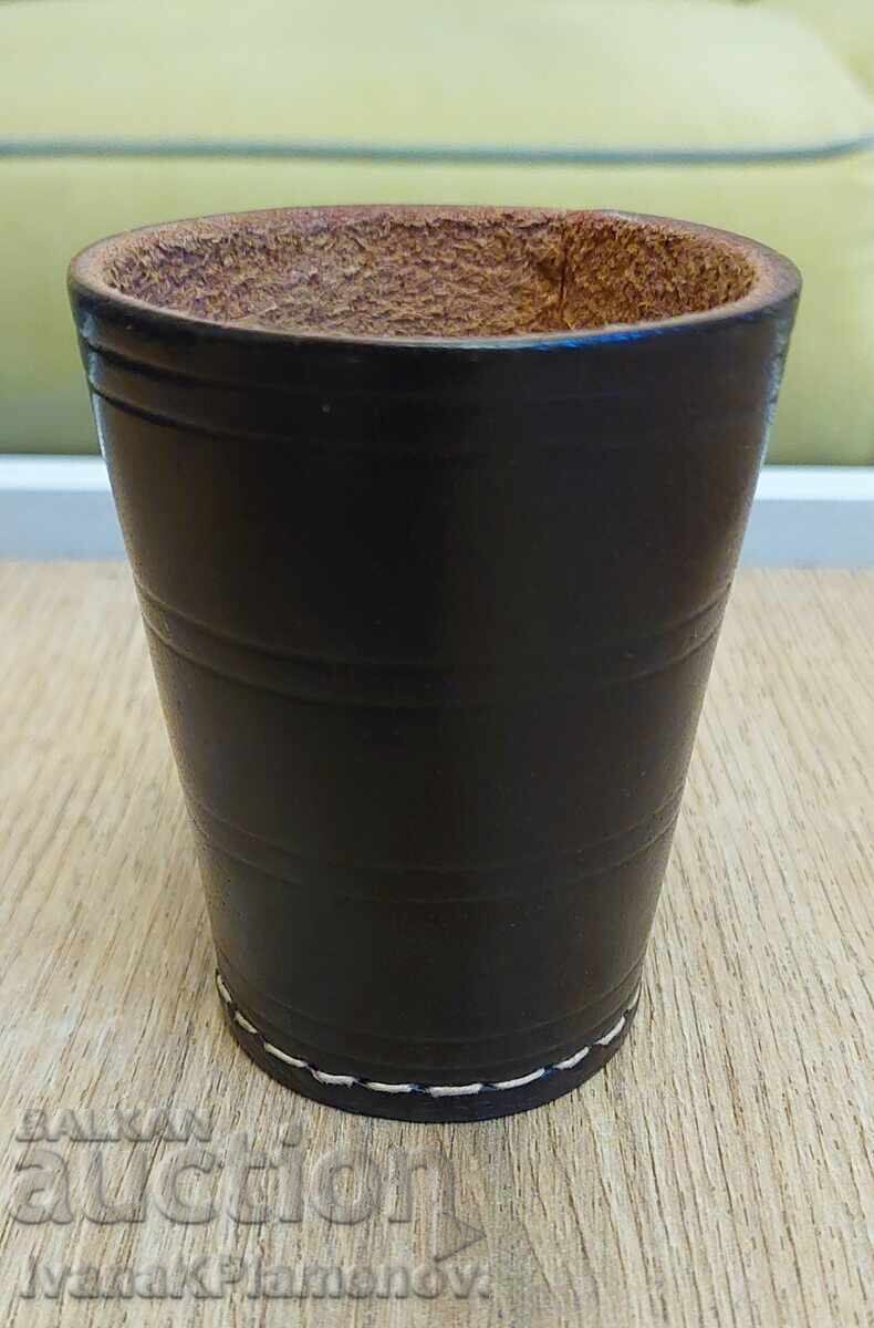 Παράδοση Δερμάτινο κύπελλο με ζάρια για γνώστες