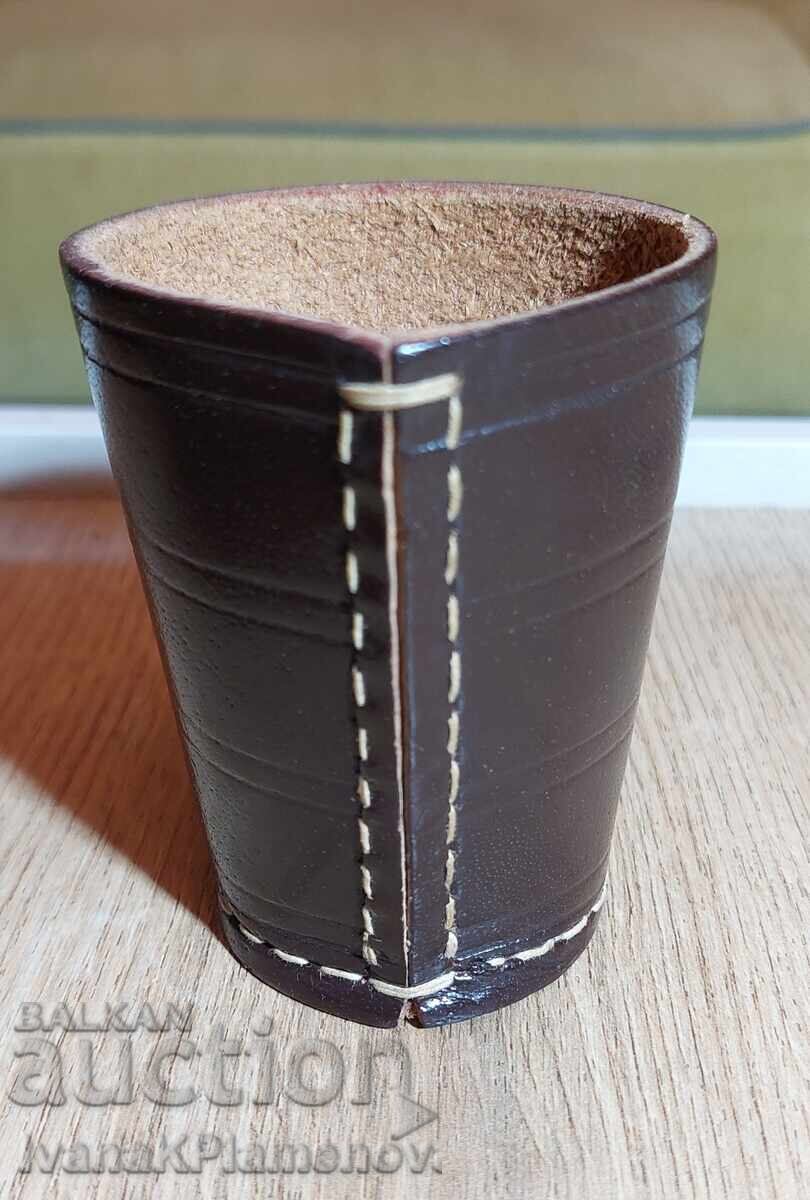 Δερμάτινο κύπελλο με ζάρια για γνώστες