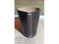 Чаша кожена за зарове за ценители