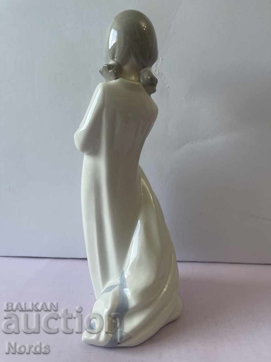 Δημοπρασία ΝΑΟ πορσελάνινο ειδώλιο Δημοπρασία ΝΑΟ πορσελάνινο ειδώλιο