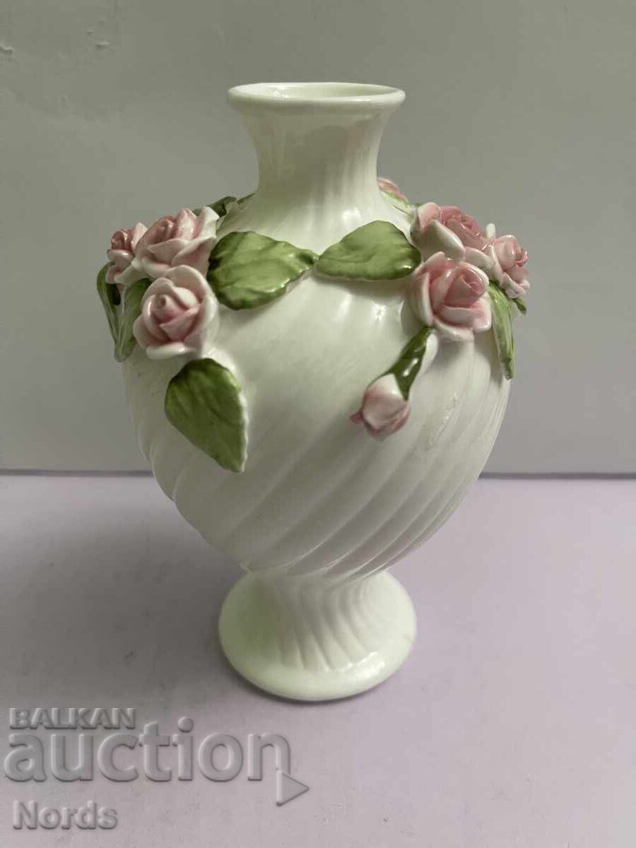 Порцеланова вазичка с цена 6.40 лв. | € 3.27