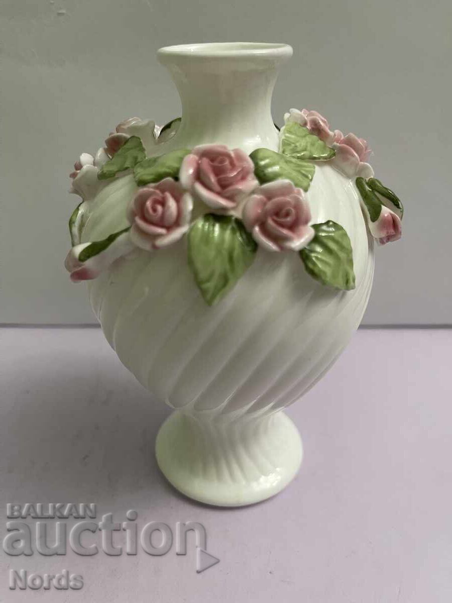 Порцеланова вазичка