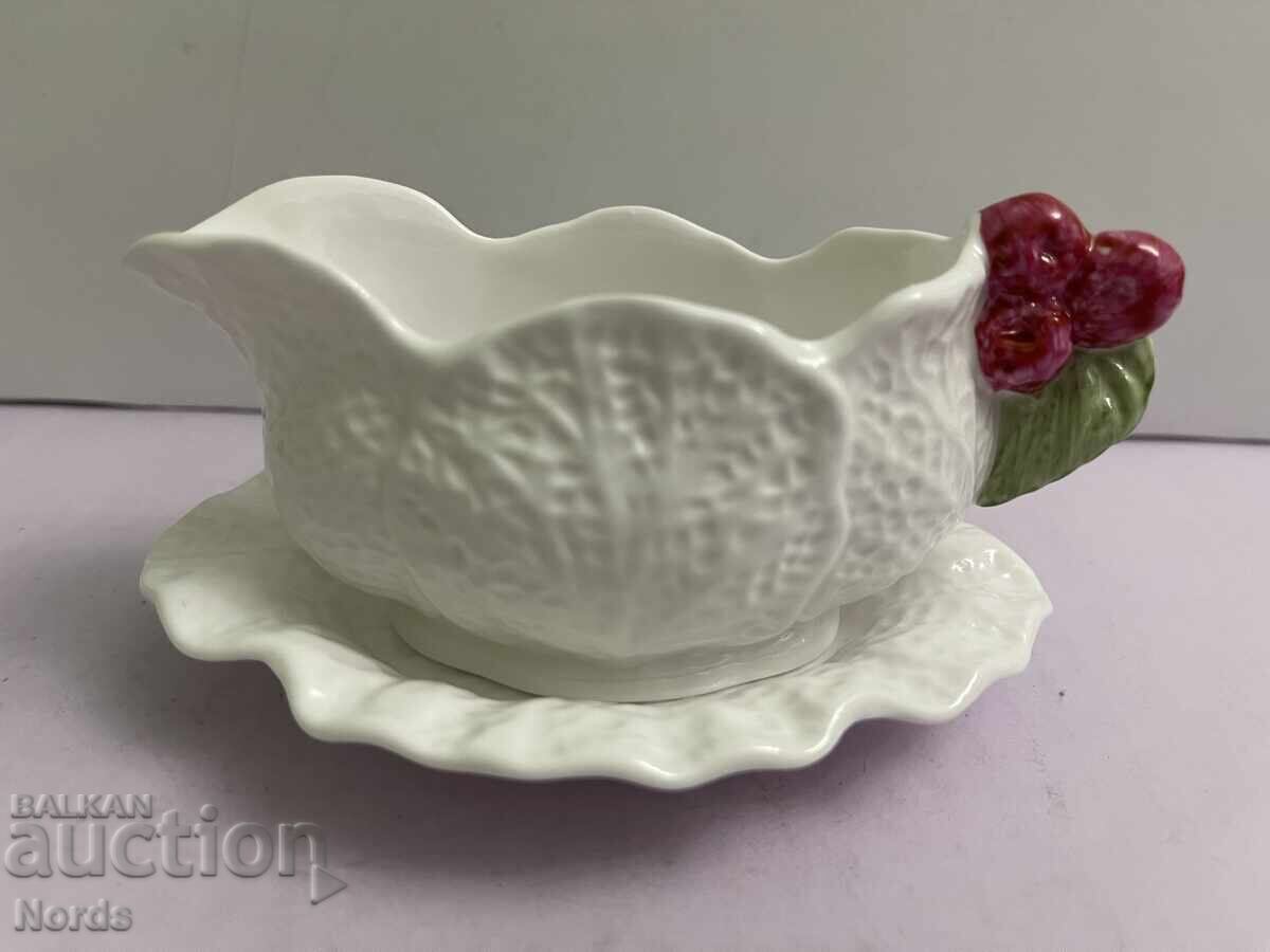 Porcelain dish Porcelain dish