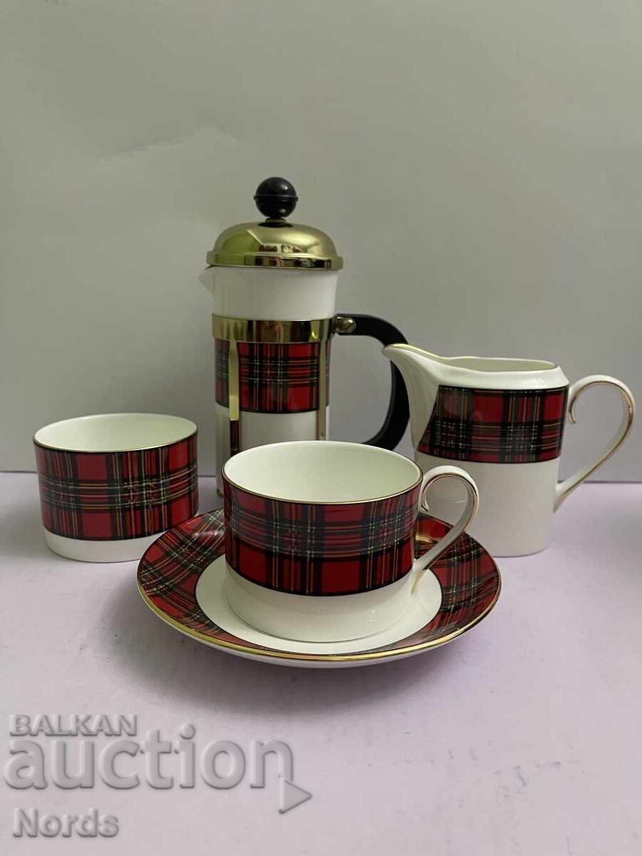 Αγγλικό χριστουγεννιάτικο σερβίτσιο με τιμή 19.20 BGN | € 9.82