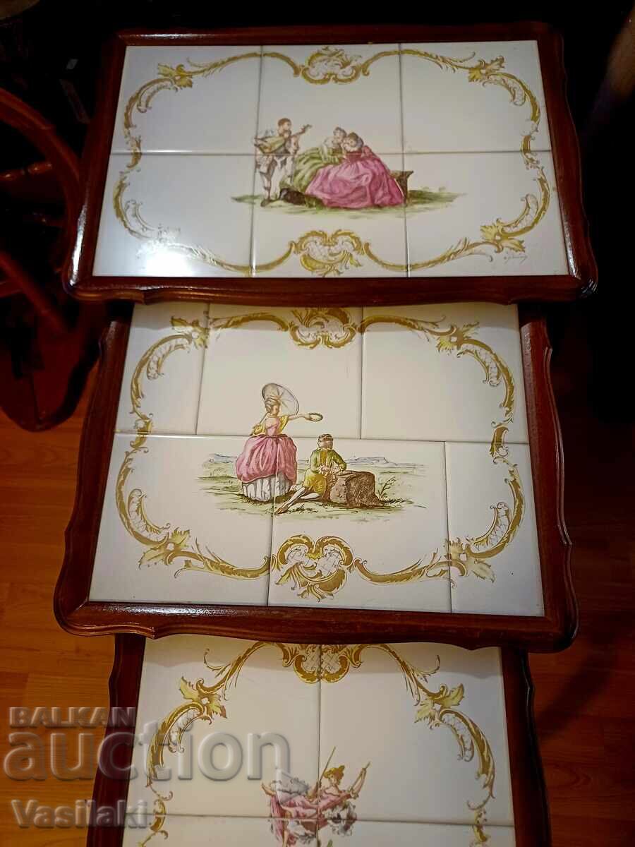 Δημοπρασία Όμορφα τραπεζάκια από μαόνι Ρωμαίος και Ιουλιέτα