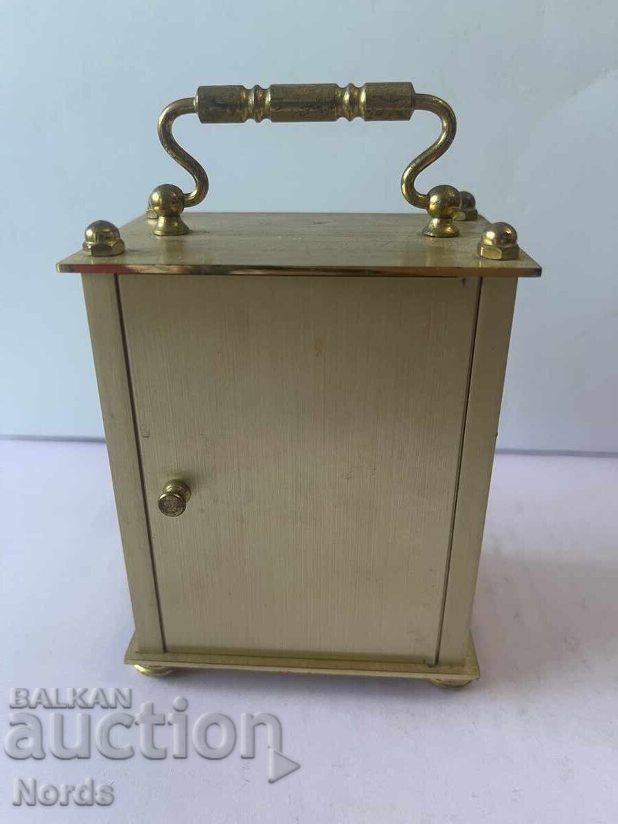 Δημοπρασία Ένα μεταλλικό ρολόι Δημοπρασία Ένα μεταλλικό ρολόι