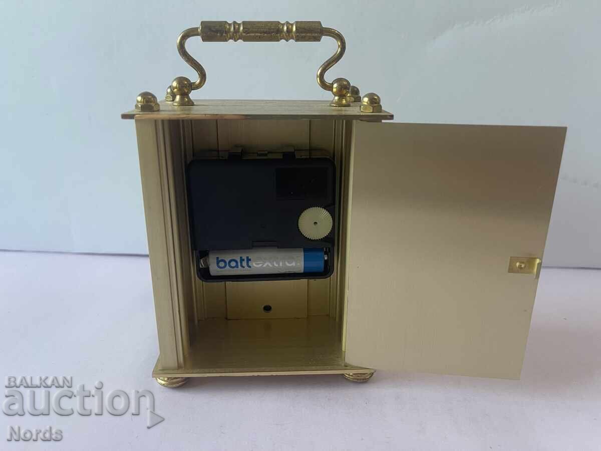 Παράδοση Ένα μεταλλικό ρολόι Παράδοση Ένα μεταλλικό ρολόι