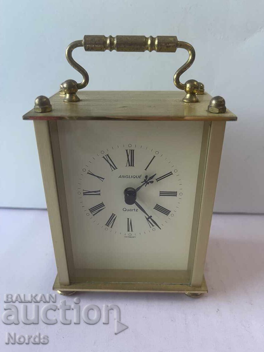 Ένα μεταλλικό ρολόι Ένα μεταλλικό ρολόι