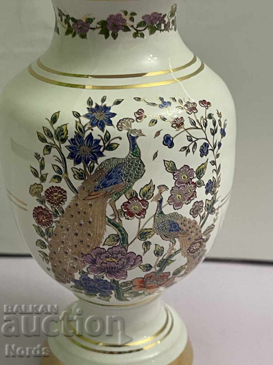 O vaza frumoasa de portelan cu preț 1.63 BGN | € 0.83 O vaza frumoasa de portelan cu preț 1.63 BGN | € 0.83