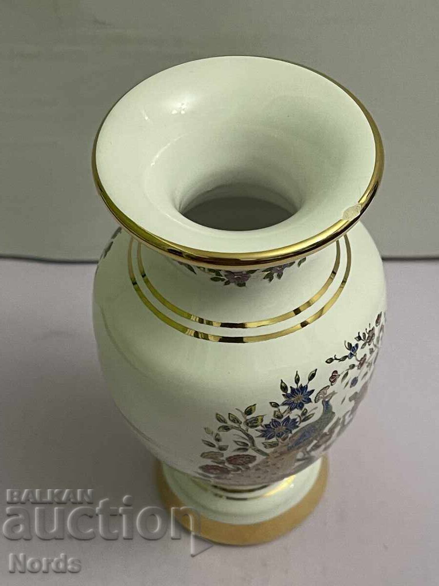 Livrarea O vaza frumoasa de portelan Livrarea O vaza frumoasa de portelan