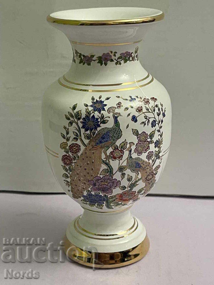 O vaza frumoasa de portelan O vaza frumoasa de portelan