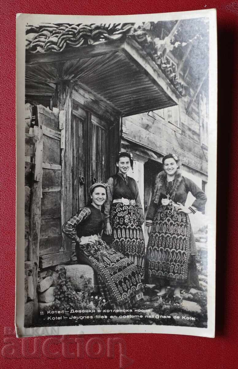 Fete în costum popular din Kotel Fete în costum popular din Kotel