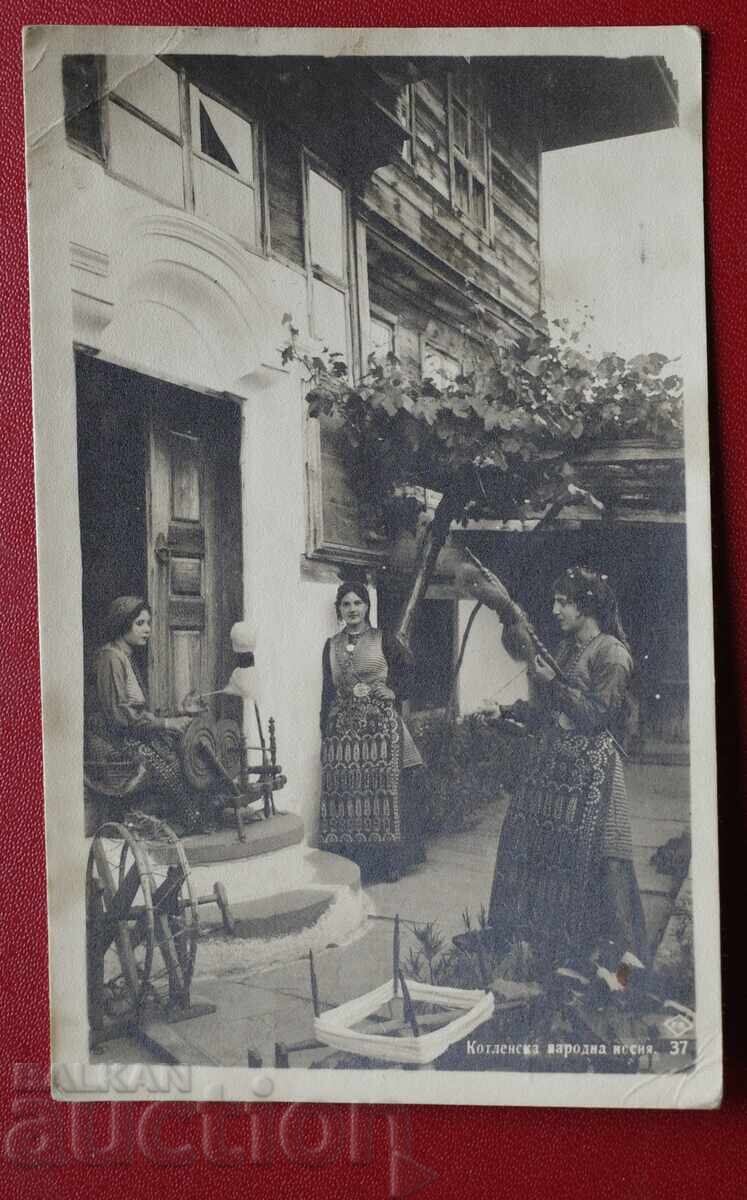 Fete în costum popular din Kotel Fete în costum popular din Kotel