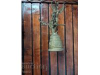 Παλιά μπρούτζινη καμπάνα με διακοσμητική κονσόλα