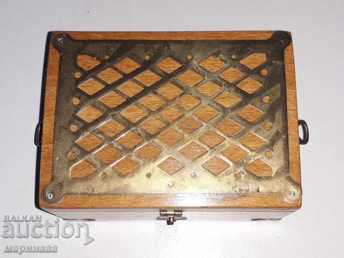 СТАРА КУТИЯ. САНДЪЧЕ. ДЪРВО, БРОНЗ с цена 8.00 лв. | € 4.09 СТАРА КУТИЯ. САНДЪЧЕ. ДЪРВО, БРОНЗ с цена 8.00 лв. | € 4.09