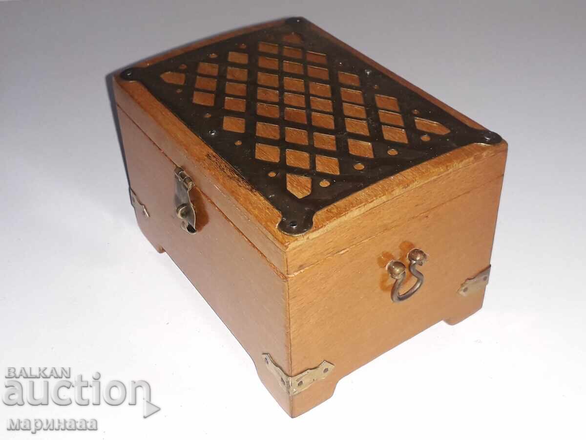 Доставка на СТАРА КУТИЯ. САНДЪЧЕ. ДЪРВО, БРОНЗ Доставка на СТАРА КУТИЯ. САНДЪЧЕ. ДЪРВО, БРОНЗ