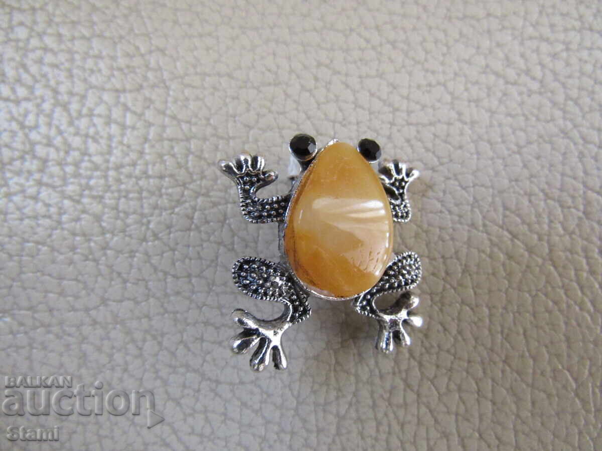 Auction  Brooch-frog made of high-quality Baltic amber