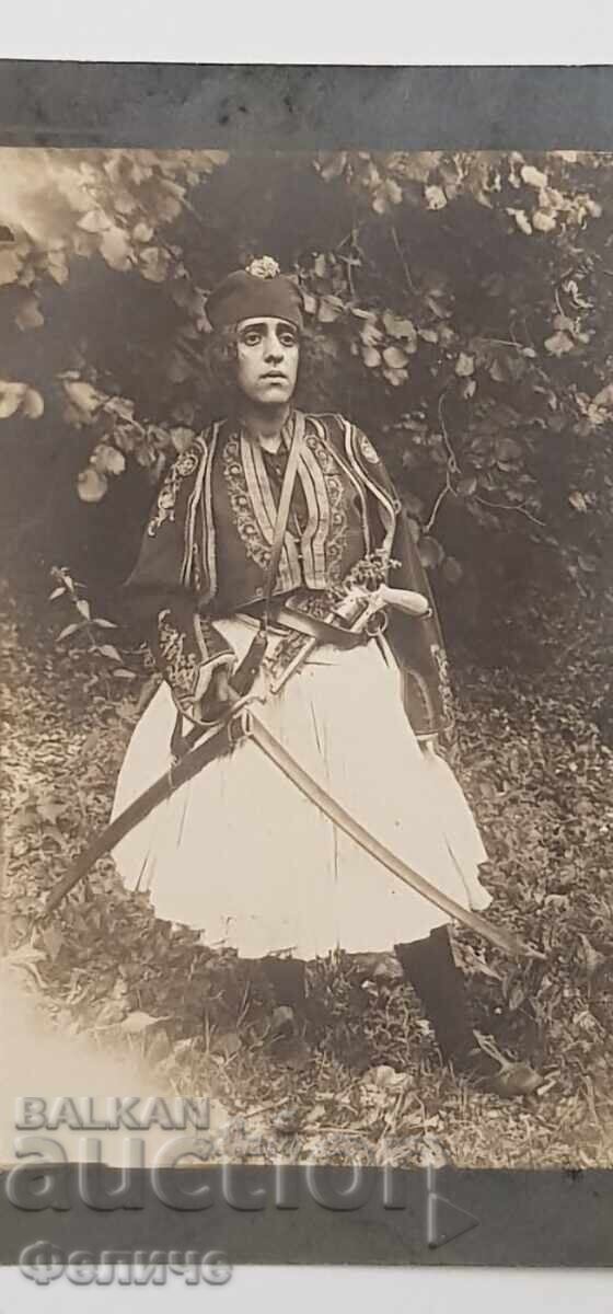 Βουλγαρική ταχυδρομική φωτογραφική κάρτα γυναίκα "Βοεβόδα" 1923 σπαθί