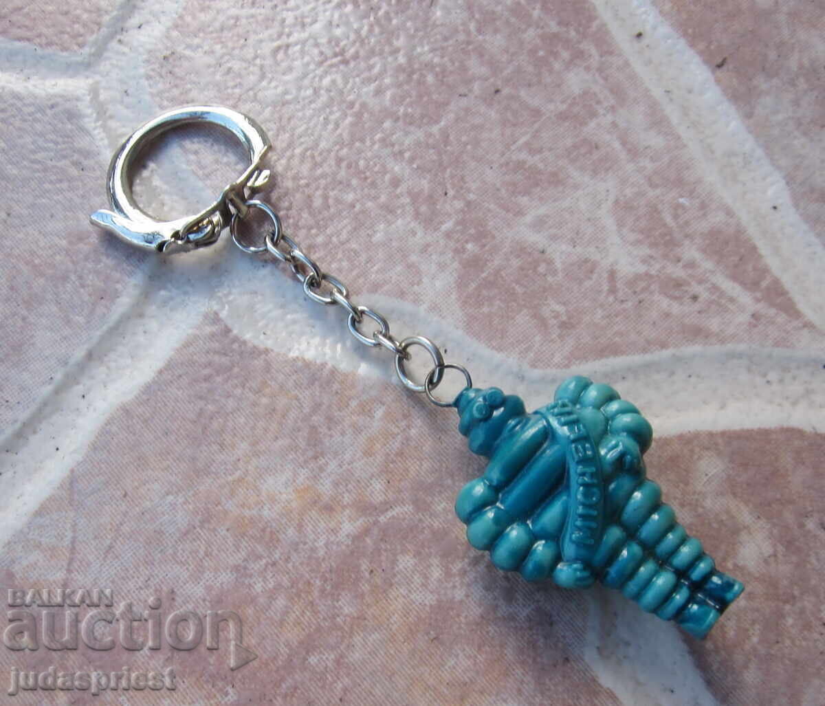 Παράδοση Παλιό μπρελόκ Michelin από την εποχή του σοσιαλισμού