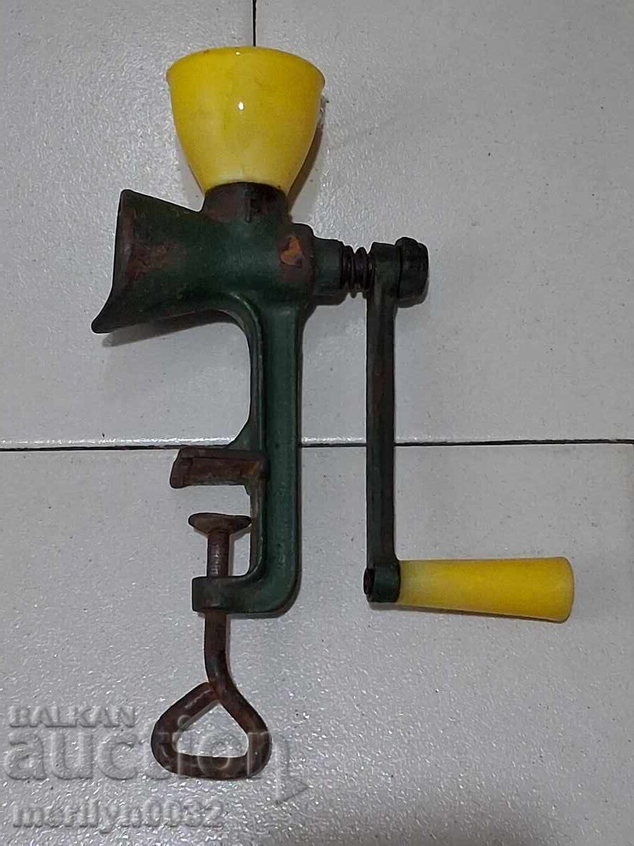 Румънска мелачка за орехи и ядки машинка  60-те години с цена 42.00 лв. | € 21.47