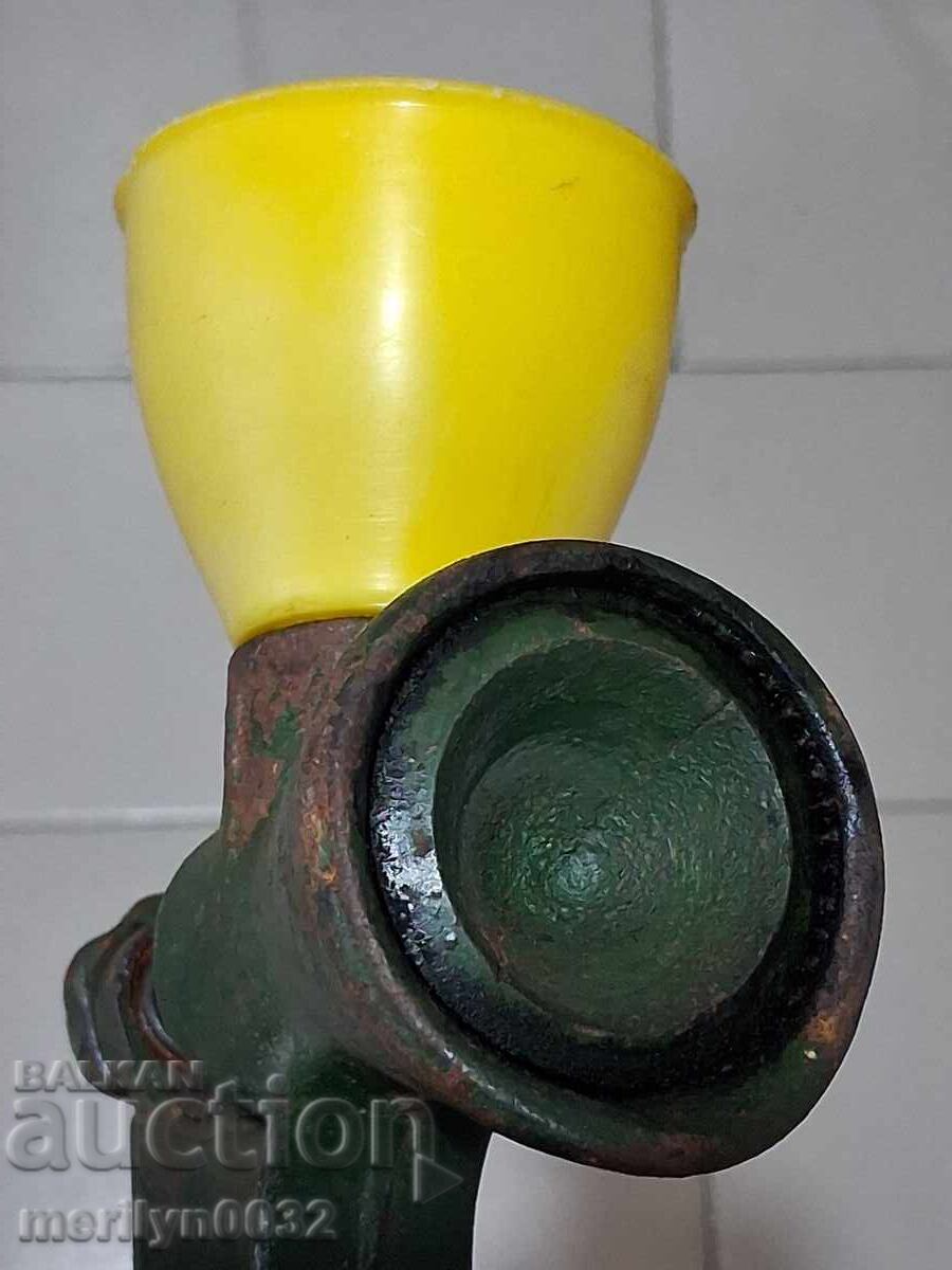 Аукцион Румънска мелачка за орехи и ядки машинка  60-те години